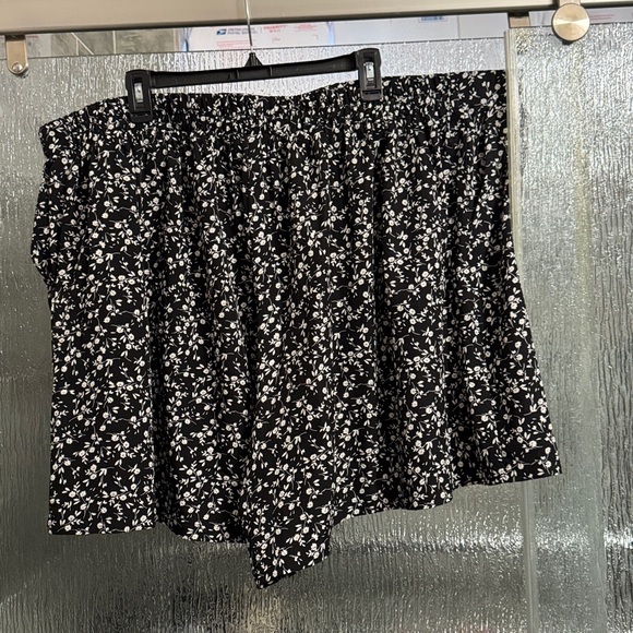 Floral Black Flowy Shorts - Picture 3 of 4